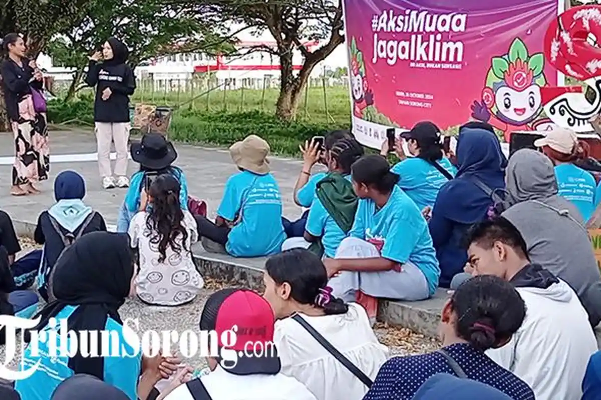 Teman Tuli Sorong Ikut Aksi Perangi Kebiasaan Buang Sampah Sembarang di Jalan dan Got