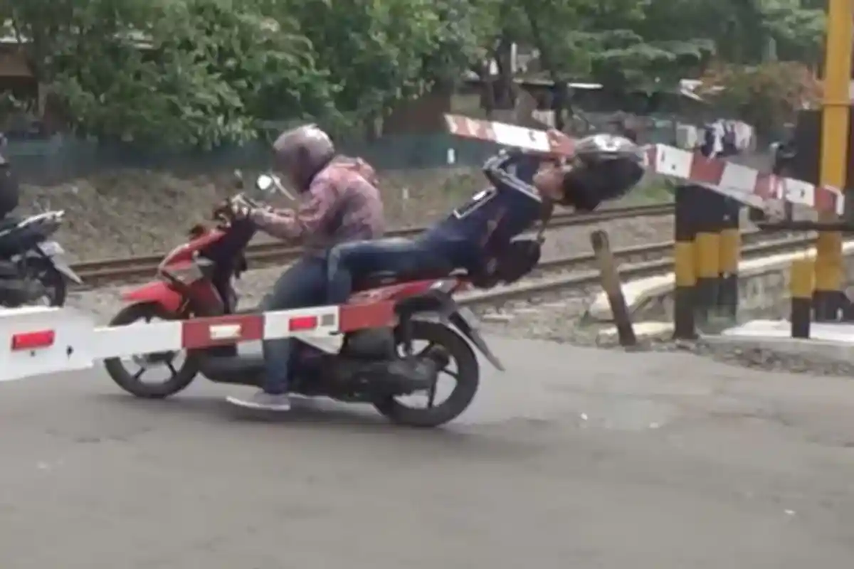 VIRAL Video Cewek Dibonceng Tersangkut Pintu KA Karena Pembonceng Nekat, Endingnya Ditinggalkan