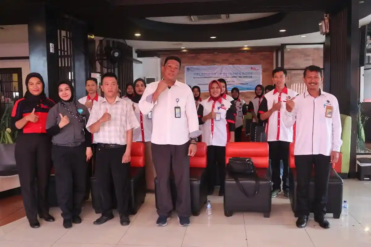 BPVP Ternate Latih 16 Karyawan Bakmi Naga Resto Tentang Restaurant Attendant