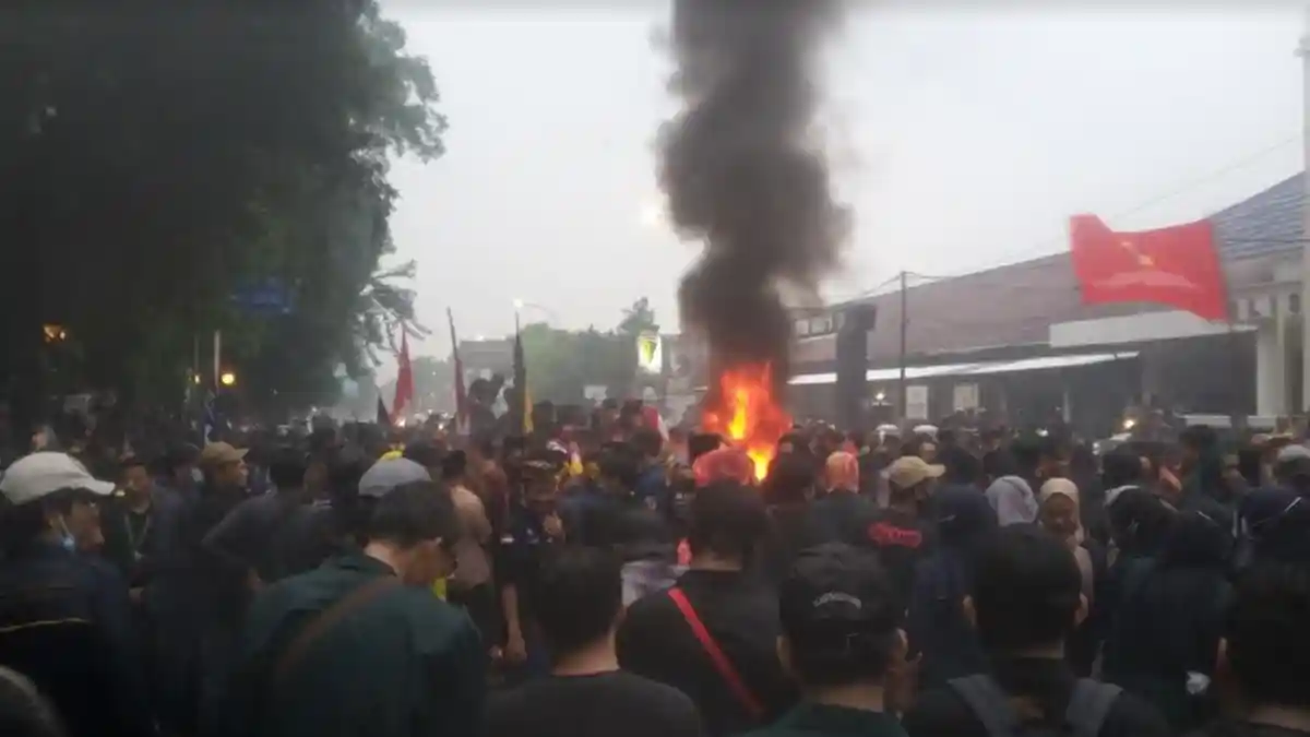 Api Berkobar di Depan Gerbang Istana Bogor, Mahasiswa Tetap Aksi Meski Diguyur Hujan