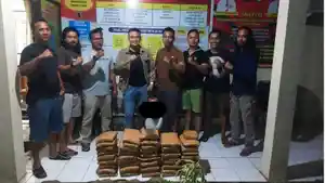 Pelaku-IS-bersama-barang-bukti-daun-ganja-kering.jpg