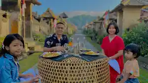Wisatawan-nikmati-sarapan-di-tengah-Desa-Penglipuran.jpg