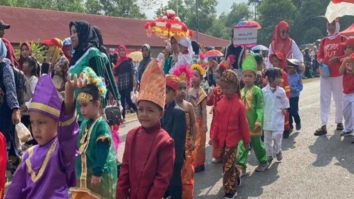 8 Ide Baju Adat Daerah untuk Upacara Hardiknas 2025, Simpel dan Tampil Elegan