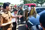 jabar/Bupati-Indramayu-Lucky-Hakim-saat-mengecek-jumlah-mobil-dinas.jpg