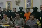 hs-pelaku-pembunuhan-keluarga-diperum-nainggolan-di-bekasi.jpg