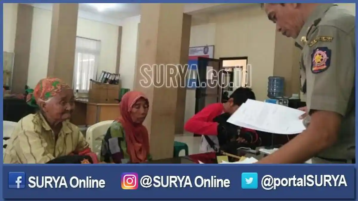 Nenek Misna Mengemis Demi Hidupi Dua Cucu yang Ditinggal Ibunya
