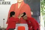 Megawati-memakaikan-peci-hitam-untuk-Ganjar-Pranowo-Capres-2024-dari-PDI-P.jpg