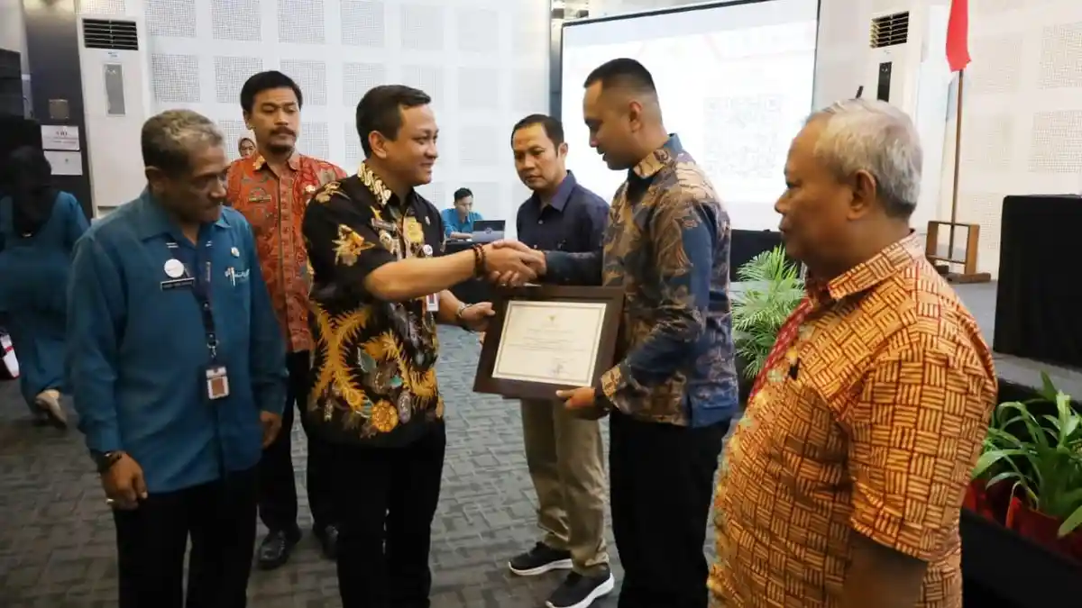 Pemkot Pekalongan Beri Penghargaan Pelaku Usaha Taat Sampaikan LKPM