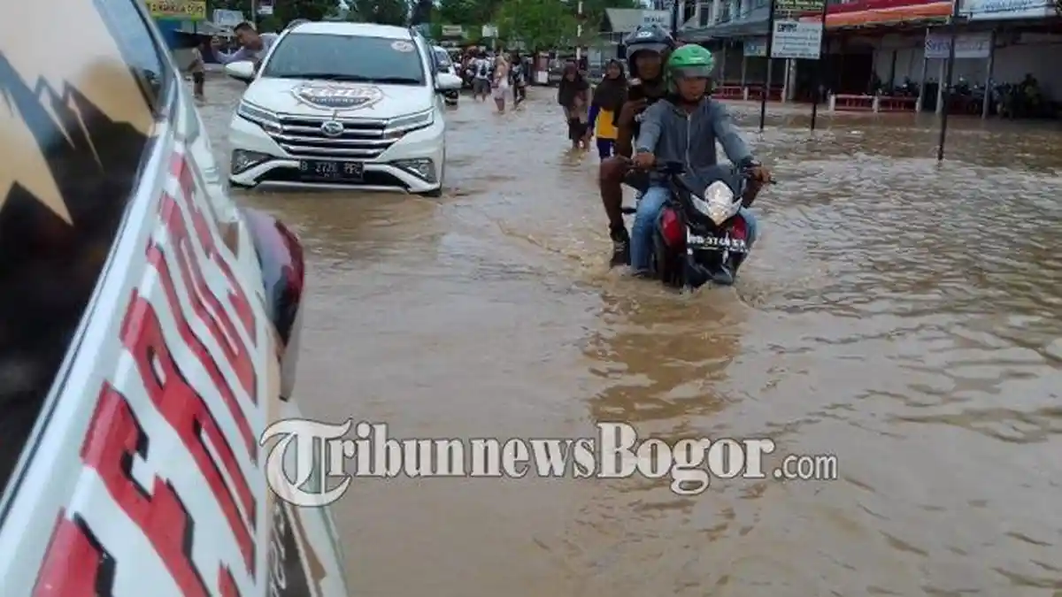 Sungai Meluap, Rombongan Terios 7 Wonders 2019 Terobos Banjir