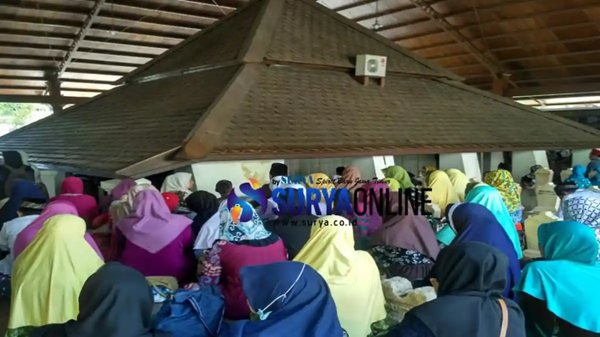 Libur Isra Miraj, Makam Sunan Bonang Tuban Dipadati Lebih dari 10.000 Peziarah
