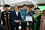 Bupati-Syafrudin-Noor-menyerahkan-piagam-1.jpg