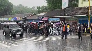 Pengunjuk-rasa-yang-tergabung-dalam-aksi-Gejayan-Memanggil-membentangkan-spanduk.jpg