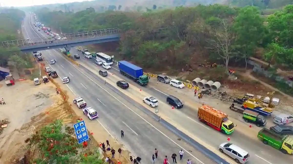 SOSOK Misterius Pria Bertopi Hitam Berjaket Cokelat Berkeliaran di Tol Cipularang, Begini Kata Warga