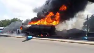 tabrakan-truk-tanker-bahan-bakar-memicu-kebakaran-hebat-di-negara-bagian-niger.jpg