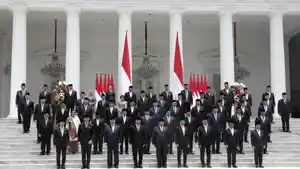 Presiden-Prabowo-Subianto-didampingi-Wakil-Presiden-Gibran-Rakabuming-Raka-berfoto-bersama-Menteri.jpg