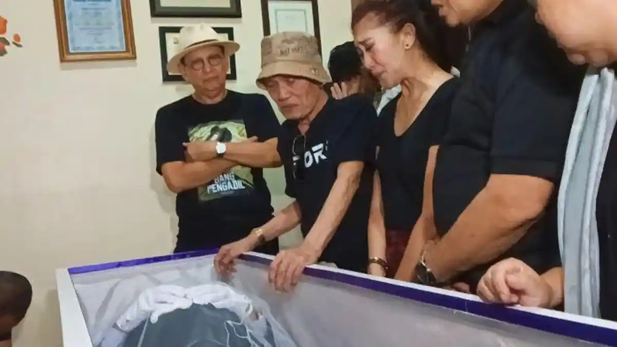 Kesedihan Tessy Srimulat Lihat Jenazah Polo Terbaring di Peti
