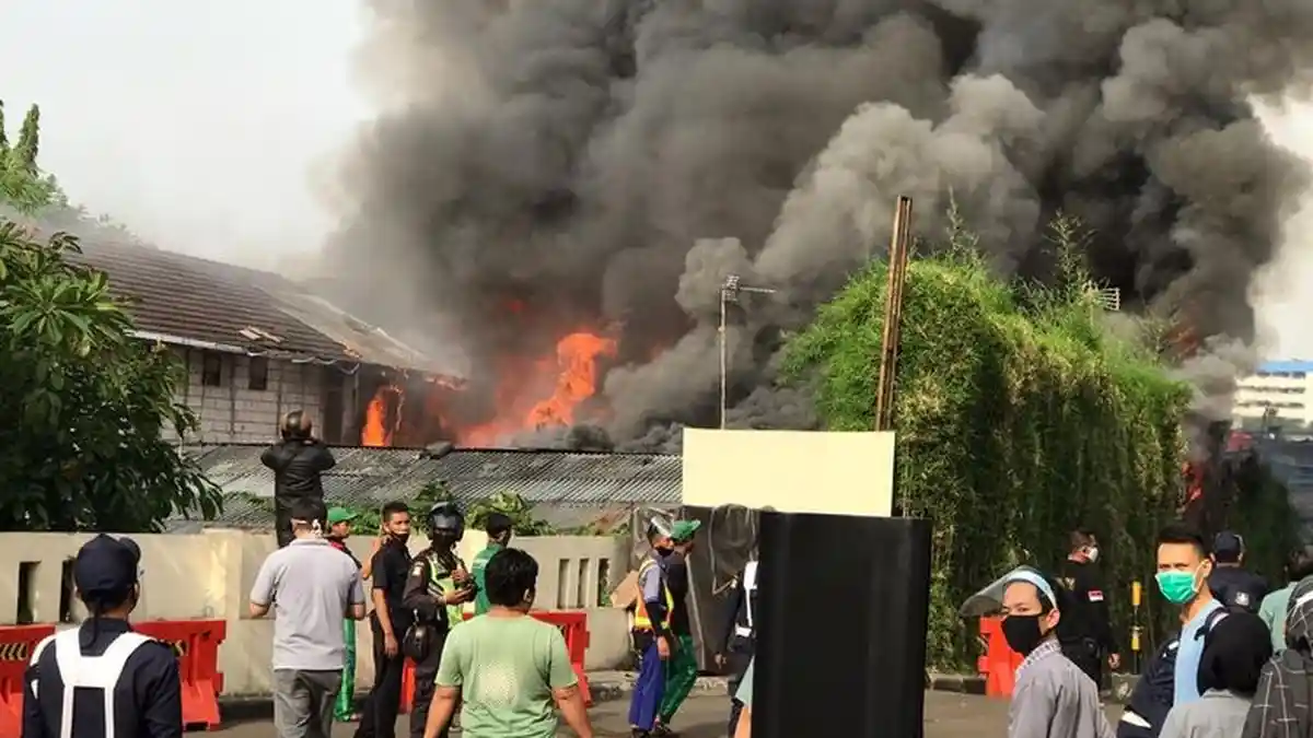 Api Membakar Bangunan di Hang Lekir Belakang Senayan City, 5 Mobil Pemadam Kebakaran Diterjunkan