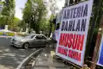 Baliho Arteria Dahlan Musuh Orang Sunda Dipasang Depan Gedung DPRD Jabar