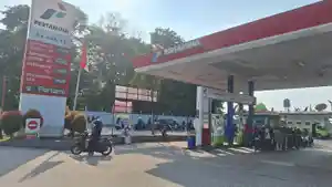 antrean-BBM-di-SPBU-Krenceng-Cilegon-asdad.jpg