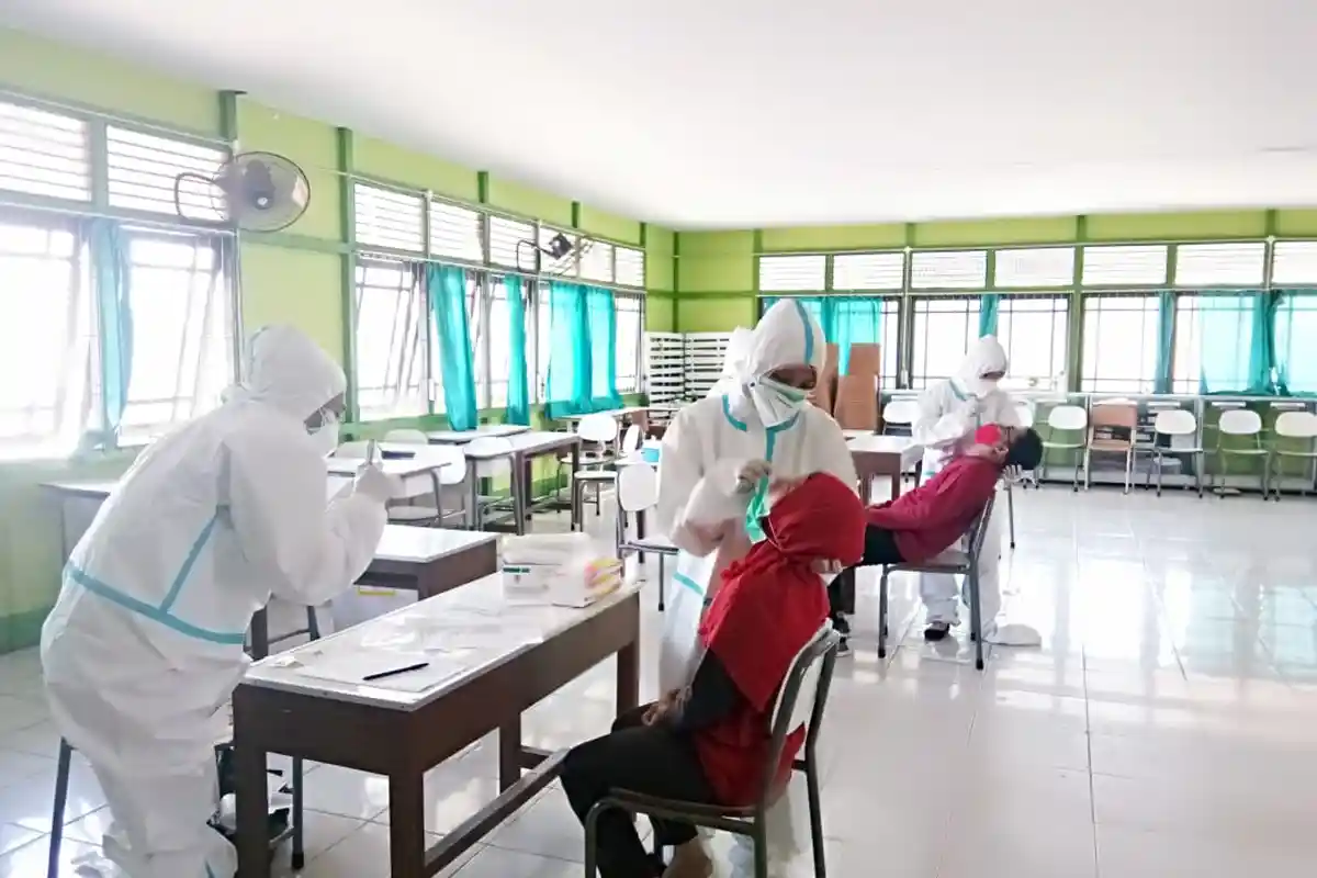 Dinkes Kalbar Laksanakan Swab dan Rapid Test di SMAN 4 Pontianak