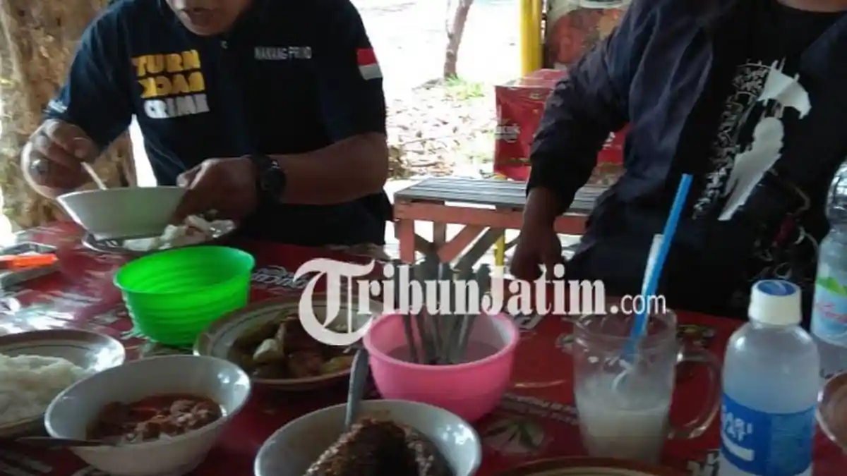 Kuliner Bendung Gerak Waruturi di Gampengrejo Kediri, Siapkan Menu Utama Ikan Sungai Brantas