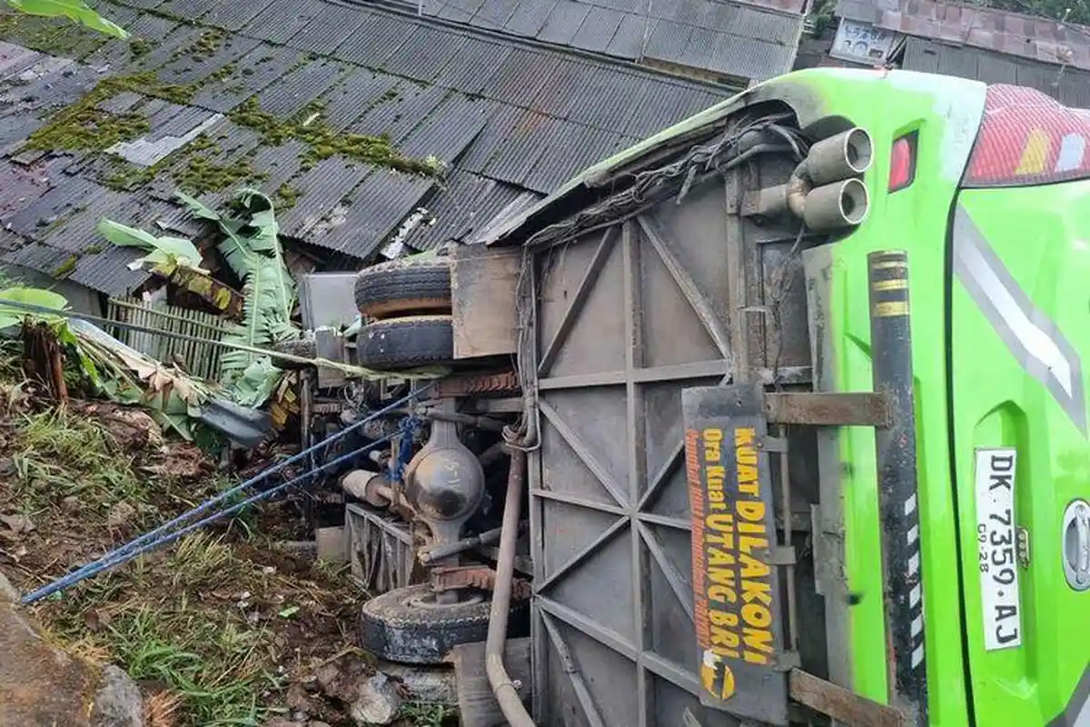 Kecelakaan di Puncak Bogor: Bus Rombongan Keluarga Terguling Timpa Rumah, 8 Orang Terluka
