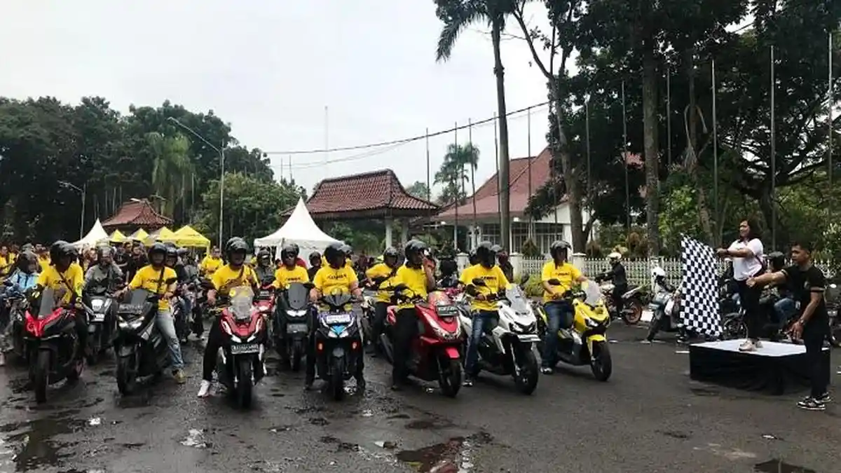 Dekatkan Diri ke Masyarakat Adira Finance Gelar Car Free Day dan Riding