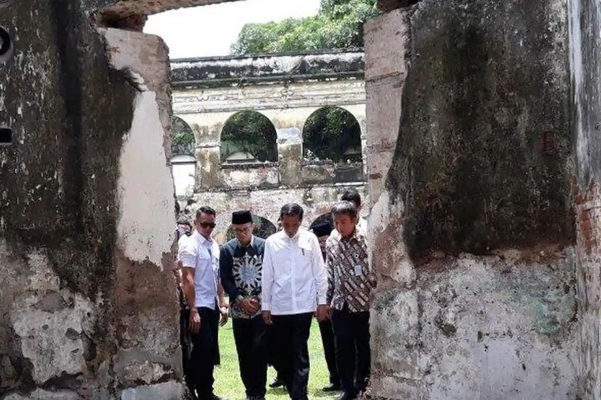 5 Aksi Jokowi Saat Kunjungi Ngawi & Magetan, Minum Kopi Harga Rp 8000 hingga Singgung Jualan Gibran!