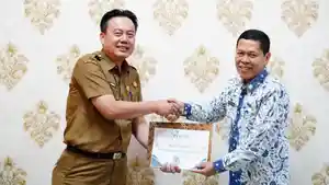 Penjabat-Sekda-Kabupaten-Indramayu-Ahmad-Syadali-kanan-saat-menyerahkanFF.jpg