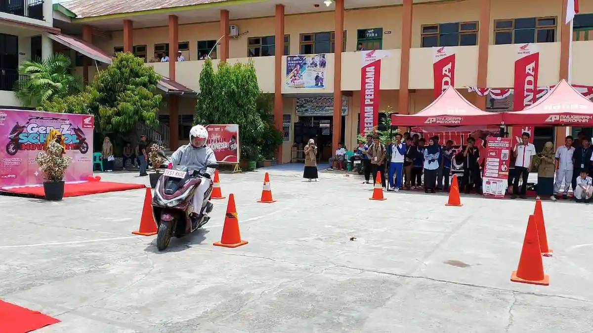 Berkendara Aman Pakai Honda PCX 160, Anugerah Perdana Bagikan Tips Libas Tanjakan dan Turunan