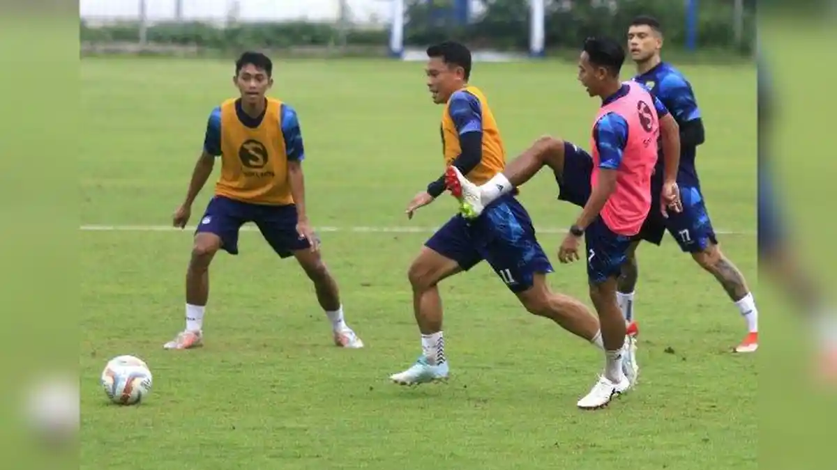 Persib Bandung Gulingkan Persija, Dado Ingatkan Maung Belum Juara
