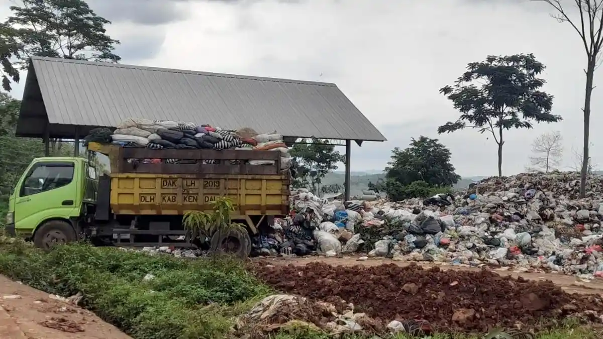TERTAHAN - Truk tak bisa membuang sampah di TPA Darupono Kabupaten Kendal yang kini sudah overload parah, Senin (24/11/2025). Hamparan tumpukan sampah kini mencapai titik terdekat dengan pintu masuk ke TPA.
