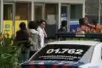 20130918_warga-ambil-uang-di-gerai-atm-dijaga-polisi_7486.jpg