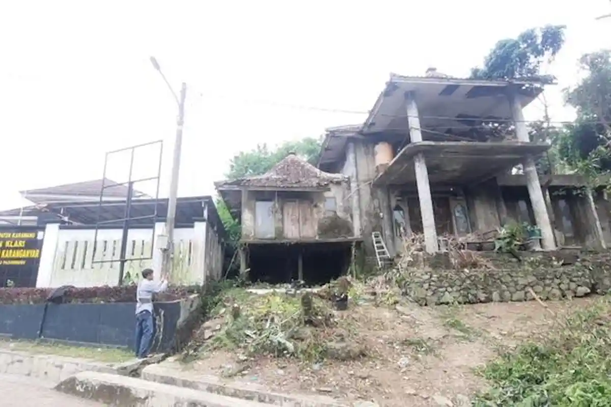 Terungkap, Rumah Dokter Wayan yang Penuh Sampah Bersebelahan Persis dengan Kantor Kepala Desa