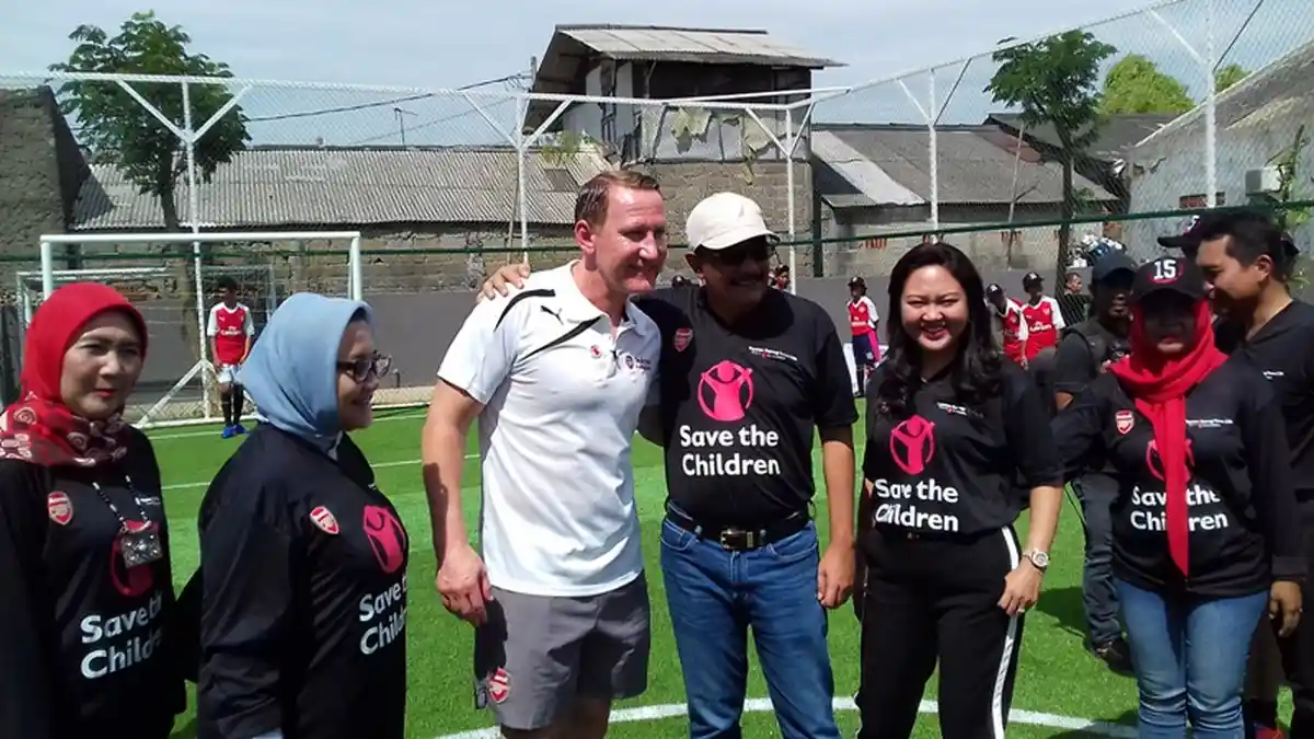 Djarot Panggil Legenda Arsenal Berfoto Pakai Bahasa Jawa ''Ray, Merene, Merene''