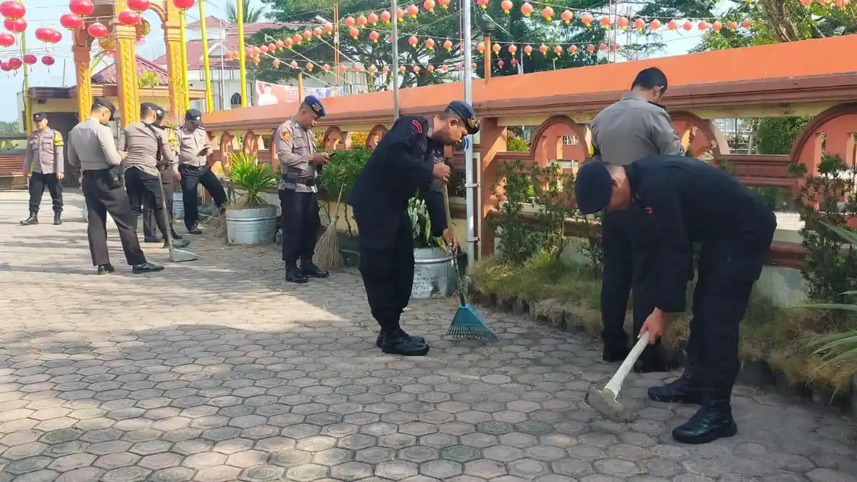 Toleransi Menyambut Tahun Baru Imlek, Polres Tanjungbalai Bakti Sosial Bersih-bersih Rumah Ibadah