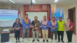 Direktur-UT-Kupang-dan-peserta-Bimtek-foto-bersama-di-Lantai-ll-Kampus-UT-Kupang.jpg