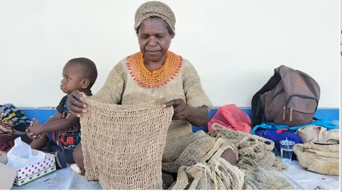Kisah Perempuan Adat Mee Pago Nabire Papua Sukses Sekolahkan Anak-anaknya dari Usaha Merajut Noken