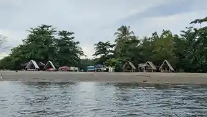 Sejumlah-pengunjung-menikmati-suasana-pantai-di-Pantai-Batum.jpg