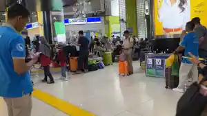 TINGGALKAN-JAKARTA-Sejumlah-pemudik-duduk-di-Stasiun-Gambir.jpg