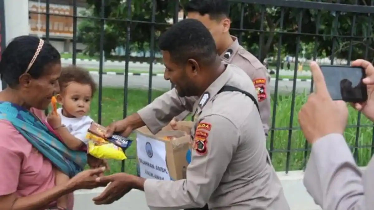 Satgas Humas Ops Damai Cartenz Berbagi Keceriaan dengan Anak-Anak Nolokla Sentani