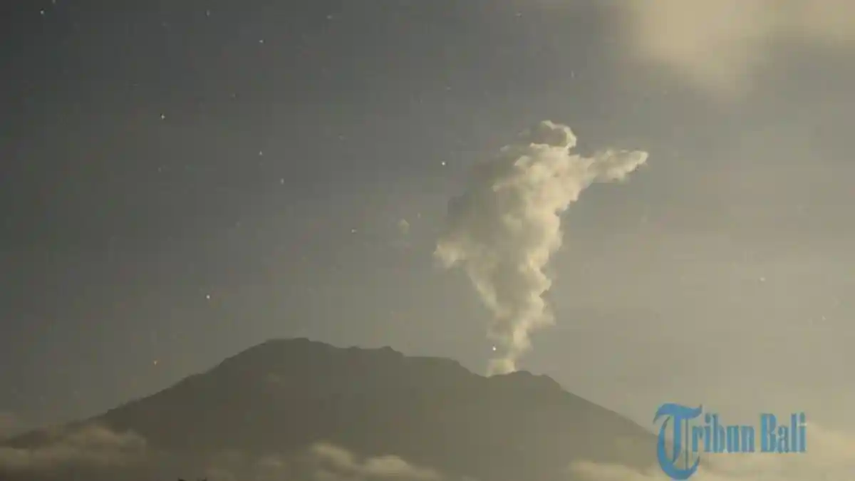 Gunung Agung Semburkan Asap Putih Setinggi 1500 Meter