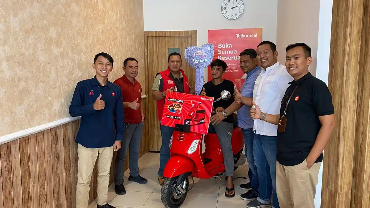 Telkomsel Serahkan, Hadiah Motor Vespa LX 125 dari Program Poin Festival Lucky Draw