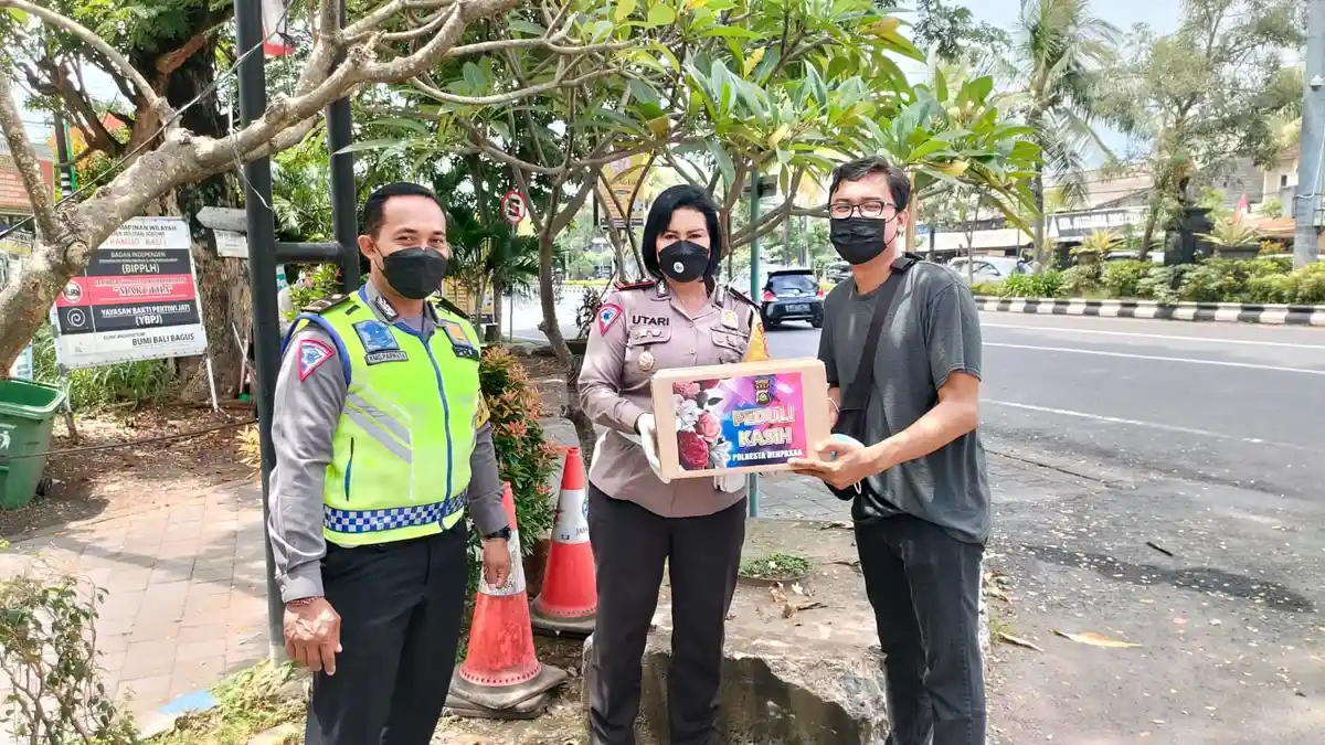 Tali Kasih, Satlantas Denpasar Bagikan Sembako dan Ingatkan Tertib Berlalu Lintas