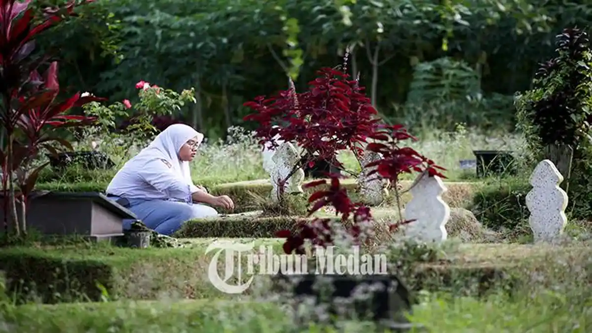 Hukum Ziarah Kubur Menjelang Ramadhan Menurut Islam, Bolehkah Menabur Bunga?