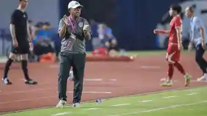Pelatih-Timnas-Timor-Leste-Emral-Abusman-saat-mendampingi-tim-dalam-laga-melawan-Indonesia.jpg