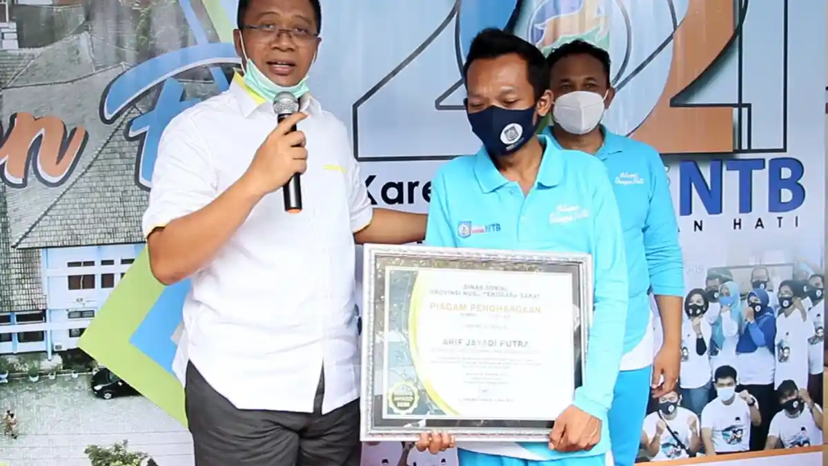 Seorang Petugas Keamanan dan Orang Tuanya dapat Hadiah Umrah dari Gubernur NTB