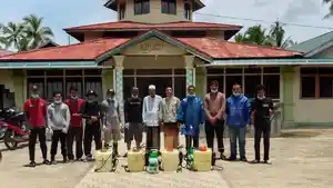 penyemprotan-disinfektan-di-masjid-nasrullah-masjid-batu.jpg