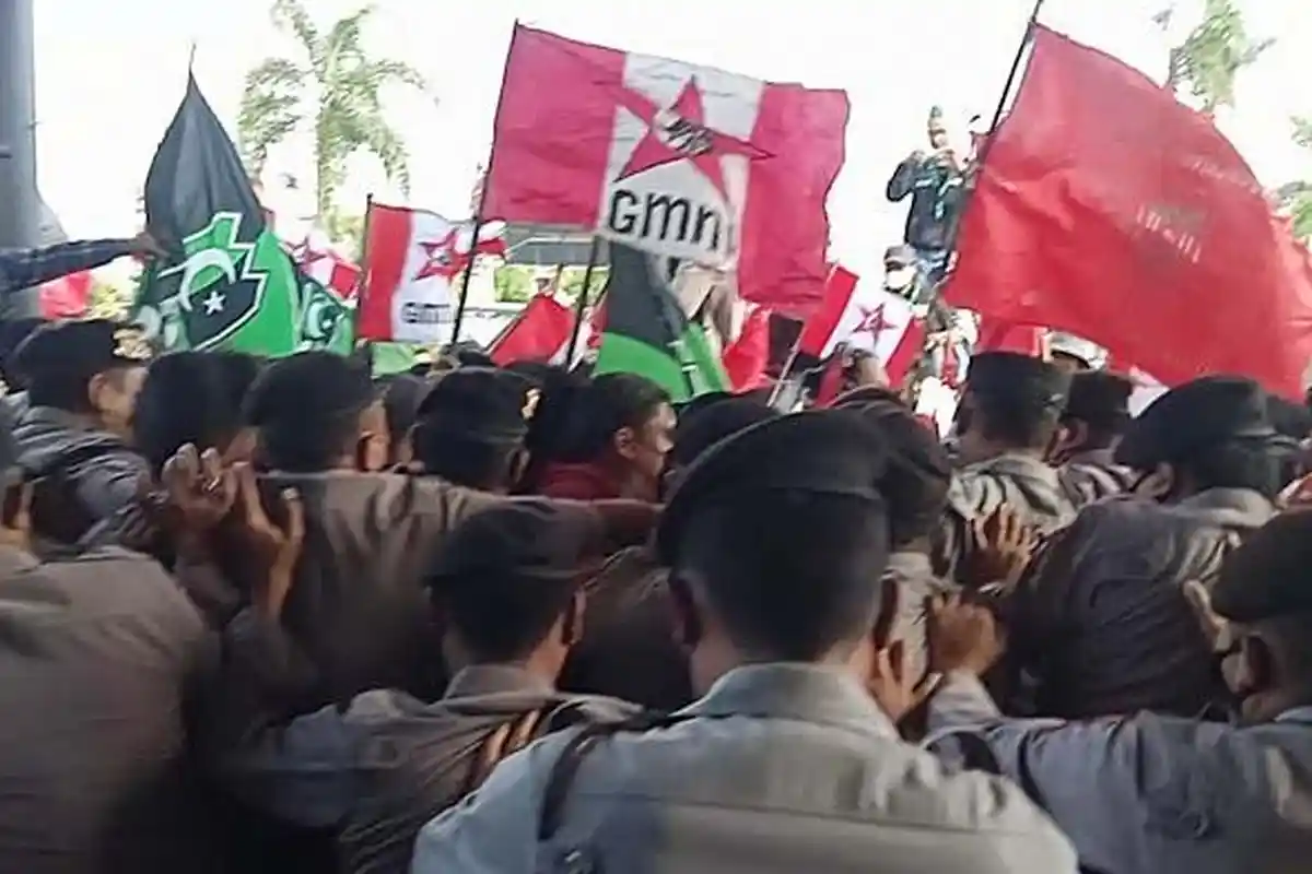Aksi Unjuk Rasa Mahasiswa di Gedung DPRD di Tuban Ricuh, Aksi Saling Dorong Tak Terelakkan