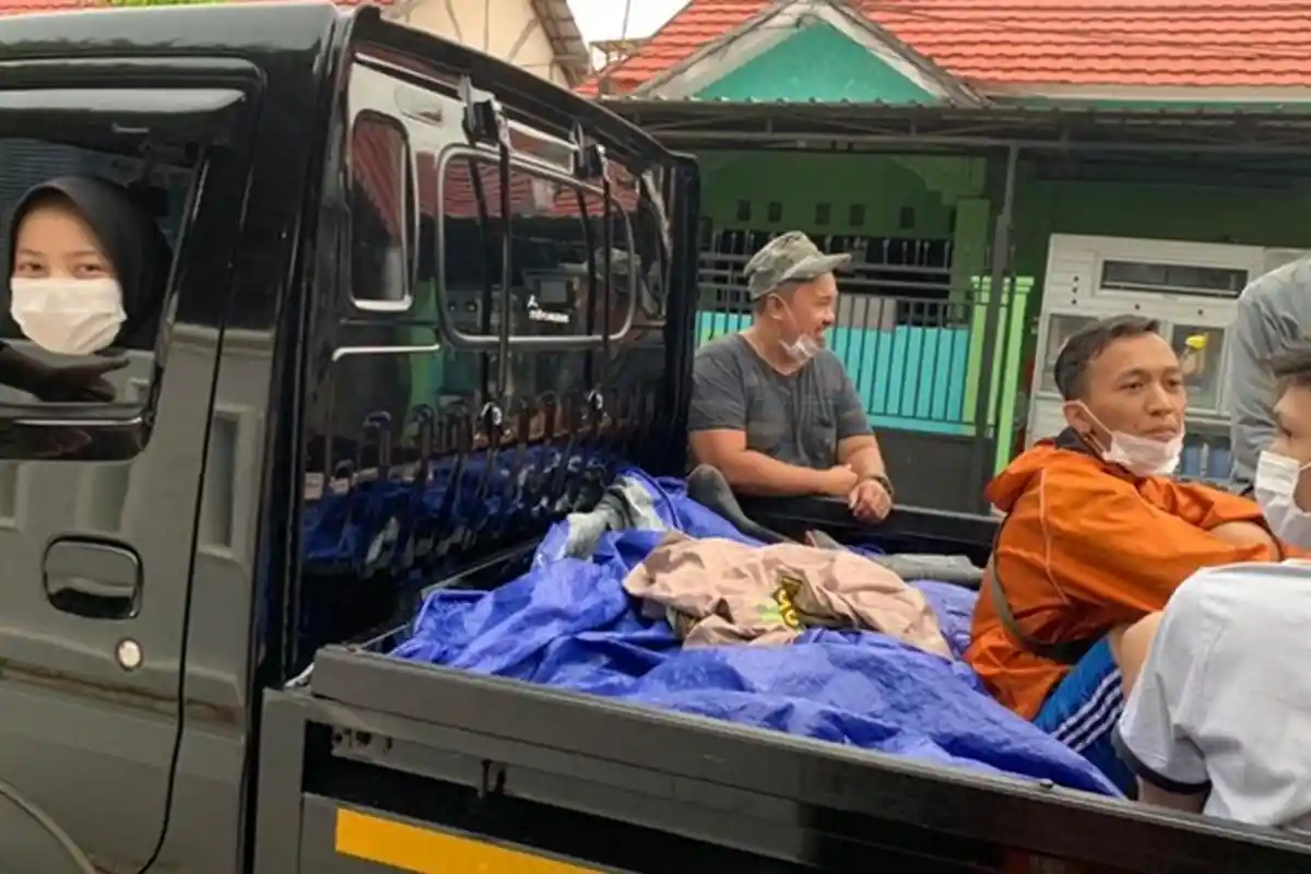 Atlet Dancesport Peduli Banjir di Kalsel, Siang Sampai Malam Bagikan Sembako Warga Terdampak Banjir